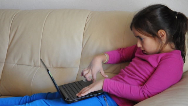 M&auml;dchen mit Laptop