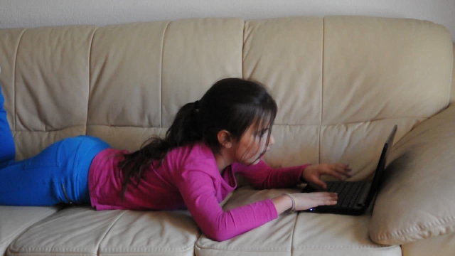 M&auml;dchen mit Laptop