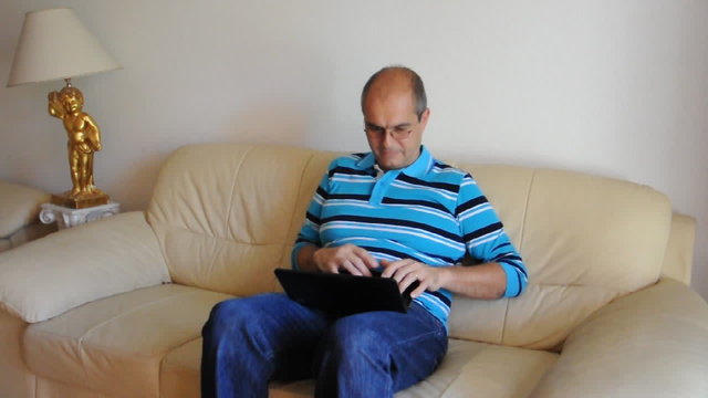 Mann mit Laptop