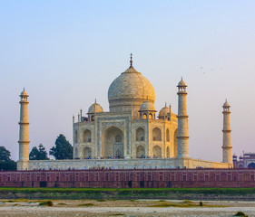 Fototapeta na wymiar Taj Mahal od rzeki Jamuny w zachodzie słońca