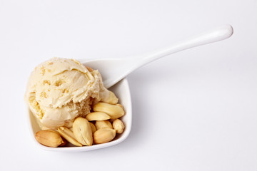 Erdnusseis mit Löffel