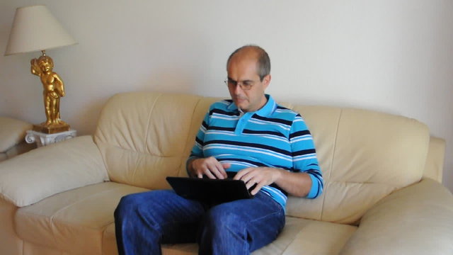 Mann mit Laptop