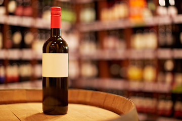 Flasche Rotwein im Weinhandel