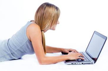 Naklejka premium beautiful woman browsing internet at home 