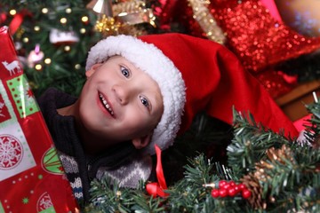 Kind freut sich auf Weihnachten 2