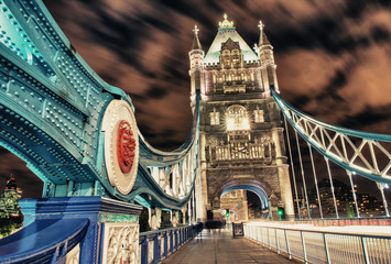 Obraz premium The Tower Bridge in London illuminated at night