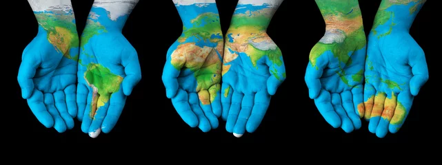 Poster Kaart geschilderd op handen - concept van het hebben van de wereld in onze handen © chones