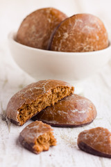 Round Lebkuchen in a bowl