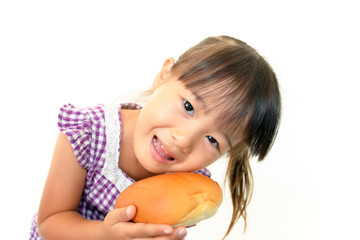 パンを持って微笑むかわいい女の子