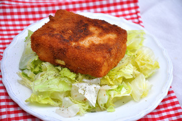 Ausgebackener Feta mit Salat