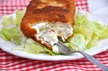 Ausgebackener Feta mit Salat