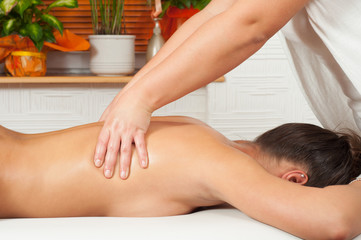 Obraz na płótnie Canvas Młode kobiety coraz masaż pleców w salonie masażu