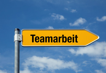 Pfeil mit blauem Himmel TEAMARBEIT