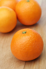 arance su tavolo di legno