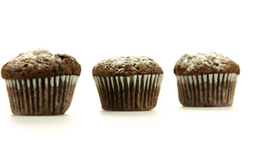 Drei Schokomuffins mit Puderzucker