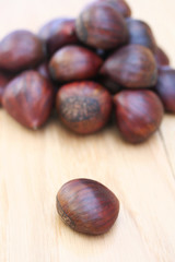 castagne su tavolo di legno