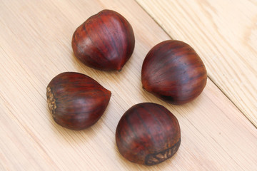 quattro castagne su tavolo di legno