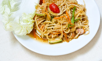 vegetarian thai food : vegetarian papaya salad (somtum)