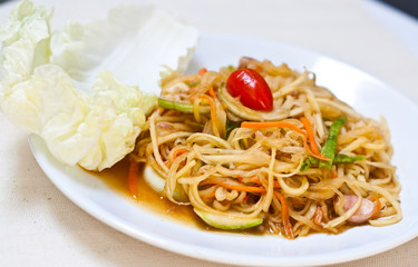 vegetarian thai food : vegetarian papaya salad (somtum)