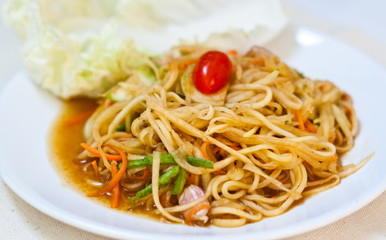 vegetarian thai food : vegetarian papaya salad (somtum)