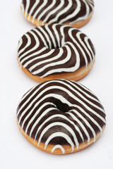 tre ciambelle glassate_sfondo bianco