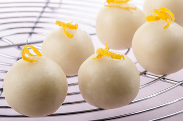 hausgemachte Marzipan Pralinen mit Orangengeschmack