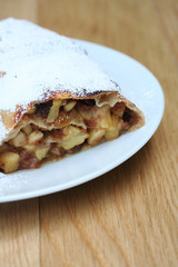 strudel alle mele su piatto