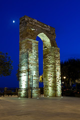 Numana, l'Arco di Torre al crepuscolo con la luna