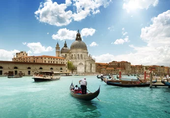 Zelfklevend Fotobehang Canal Grande en de basiliek Santa Maria della Salute, Venetië, Italië © Iakov Kalinin