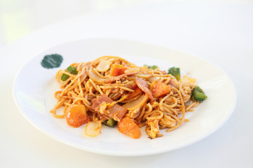 Spaghetti with ham and tomato sauce