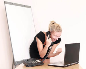 Frau im Büro mit Flipchart freut sich
