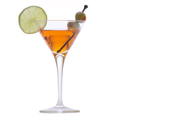 cocktail alcolico con fette di lime e zucchero