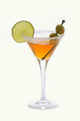 cocktail alcolico con fette di lime e zucchero