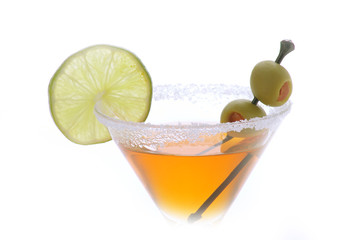cocktail alcolico con fette di lime e zucchero