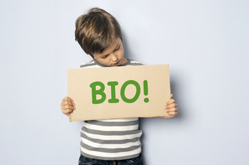 Kind h&auml;lt Schild auf dem &bdquo;Bio" steht
