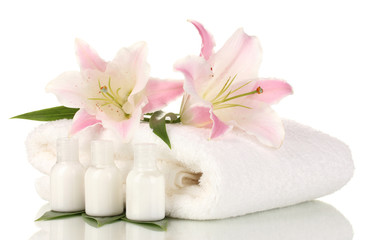 Obraz na płótnie Canvas piękna lilia z ręcznikiem i butelki samodzielnie na białym tle
