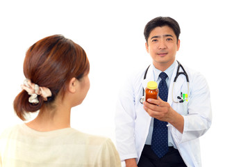 Fototapeta premium 薬の説明をする医師