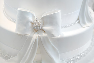 Wedding cake detail - a ribbon with pearls