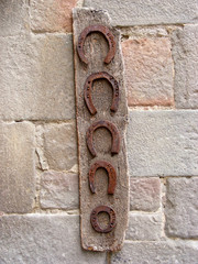Herraduras en una pared rústica