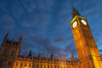 Fototapeta na wymiar Światła o zmierzchu Big Ben z niewyra¼ne chmury ruchu - Londyn