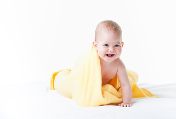 baby mit gelber decke 3