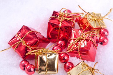 rote und goldene Geschenke im Schnee