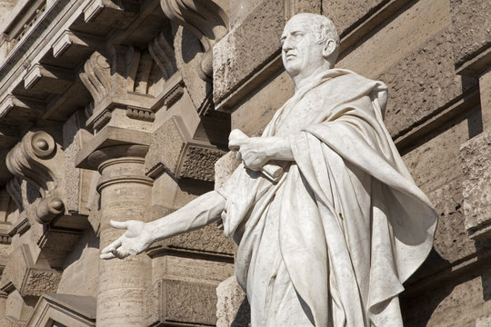 Fototapeta Rome - statue of Cicero from facade of Palazzo di Giustizia