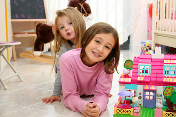 Sorelline che giocano in cameretta © mickyso