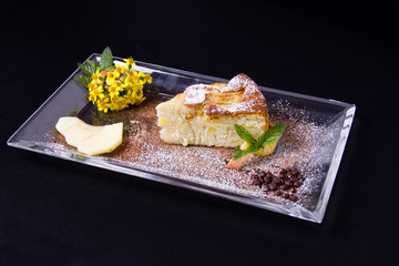 torta di mele sfondo nero