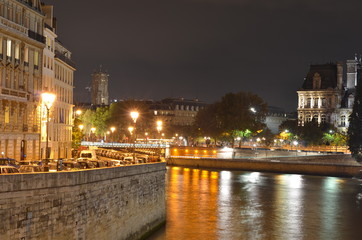 Fototapeta na wymiar Nabrzeża w Paryżu w nocy