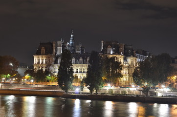 Fototapeta na wymiar Hotel de ville de Paris de nuit