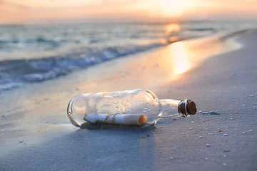 Abwaschbare Fototapete Flaschenpost bei Sonnenuntergang © R. Gino Santa Maria