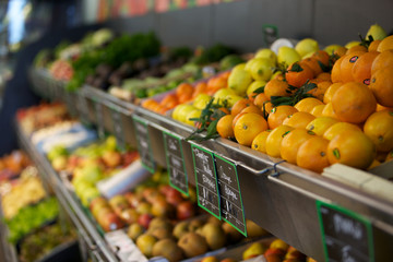 étalage de fruits et légumes au supermarché - obrazy, fototapety, plakaty