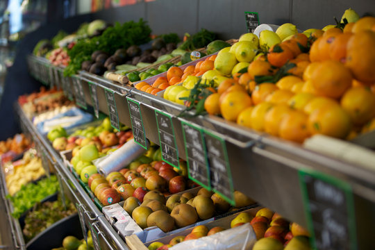 étalage de fruits et légumes au supermarché